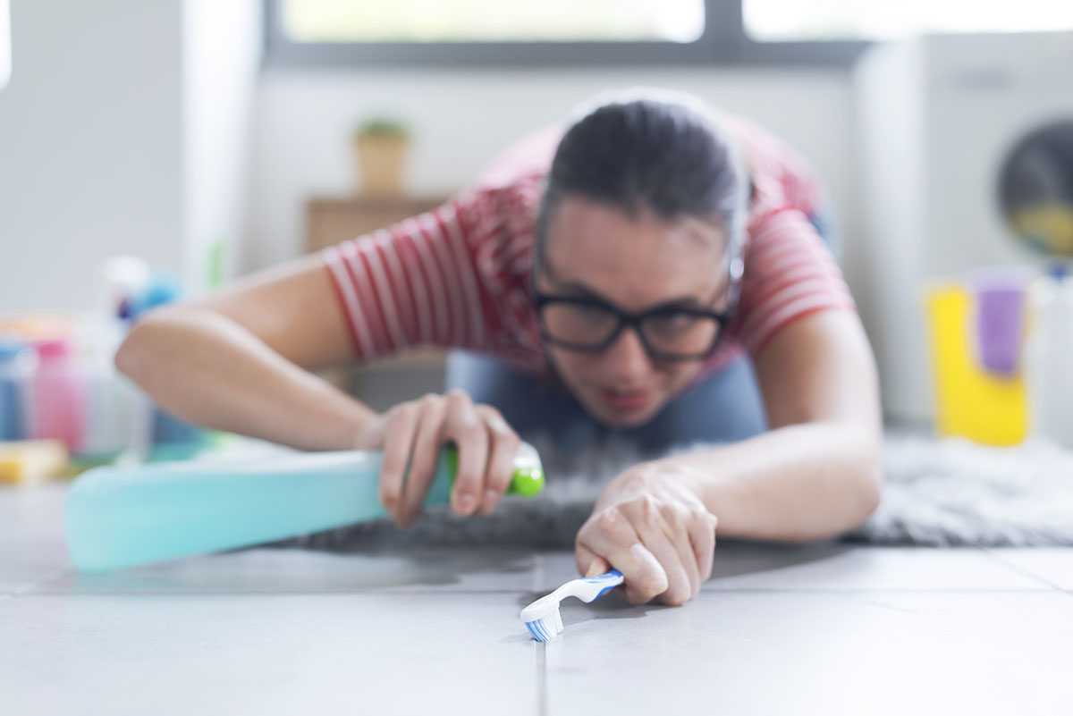 Een zelfgemaakt schoonmaakmiddel voor perfect schone tegelvoegen